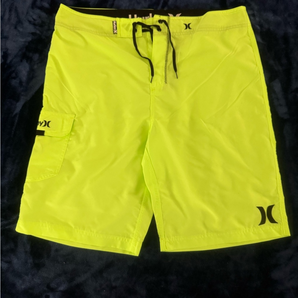 Hurley Men's Bright Neon Green Board Shorts
Size 34
20”
Last picture shows color